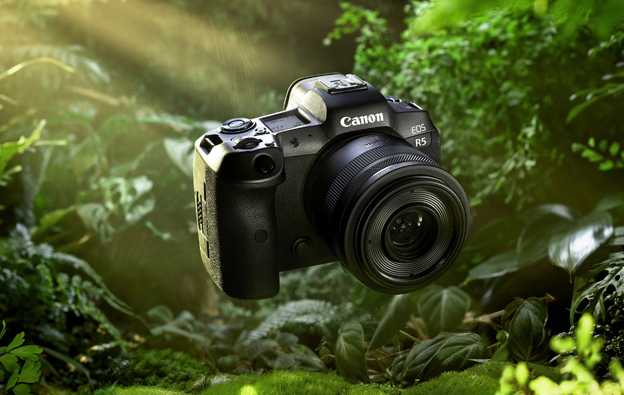 EOS R5是佳能首款具备机身5轴防抖的相机，若搭配RF镜头防抖功能，可以达到最高8级的防抖效果。