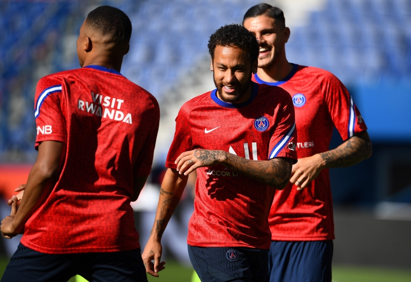 巴黎圣杰门在法国杯决赛前踢了两场友谊赛备战，图为姆巴佩（左起）与内马尔在友谊赛前热身。（法新社照片）

