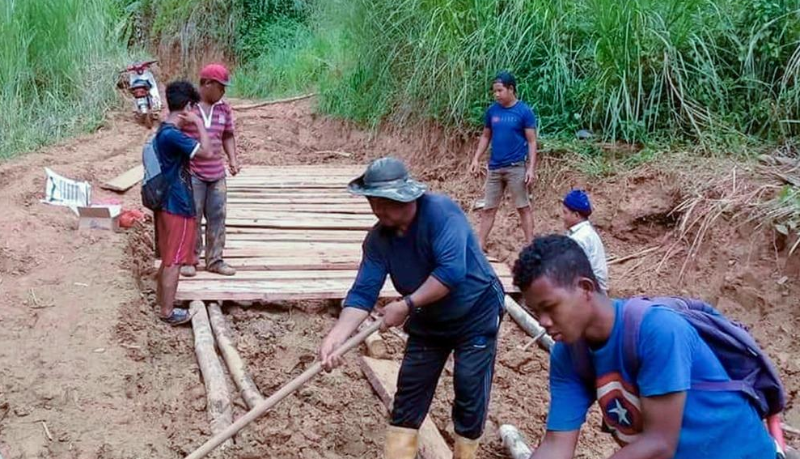 巴拉区原村民合力修补山路，以便恢复通行。