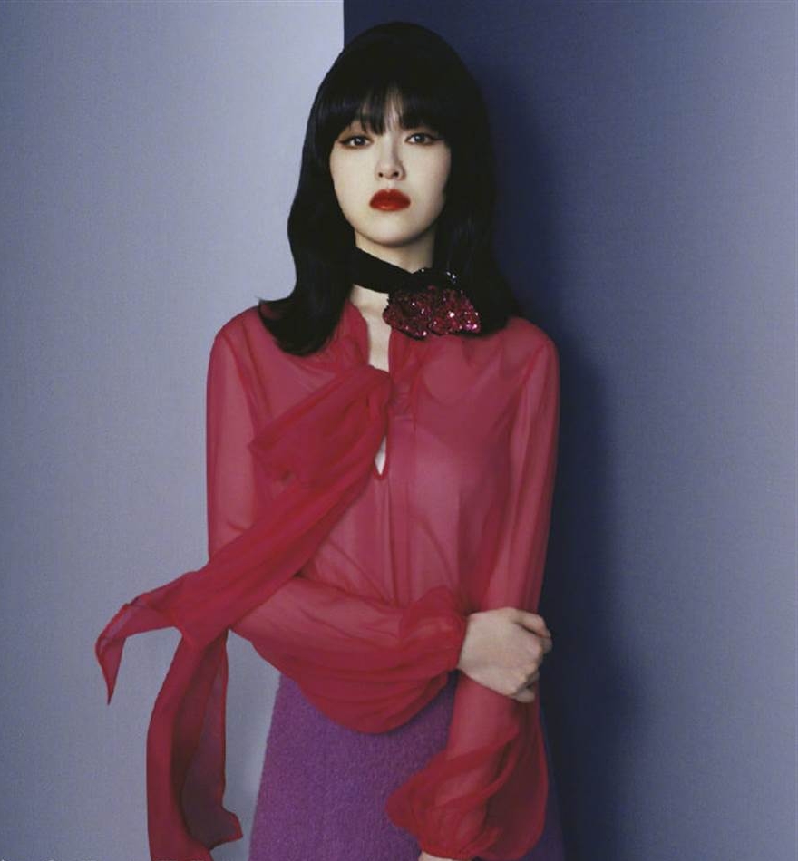 唐嫣穿Valentino 2020早秋装登上中国时尚杂志《红秀GRAZIA》封面。