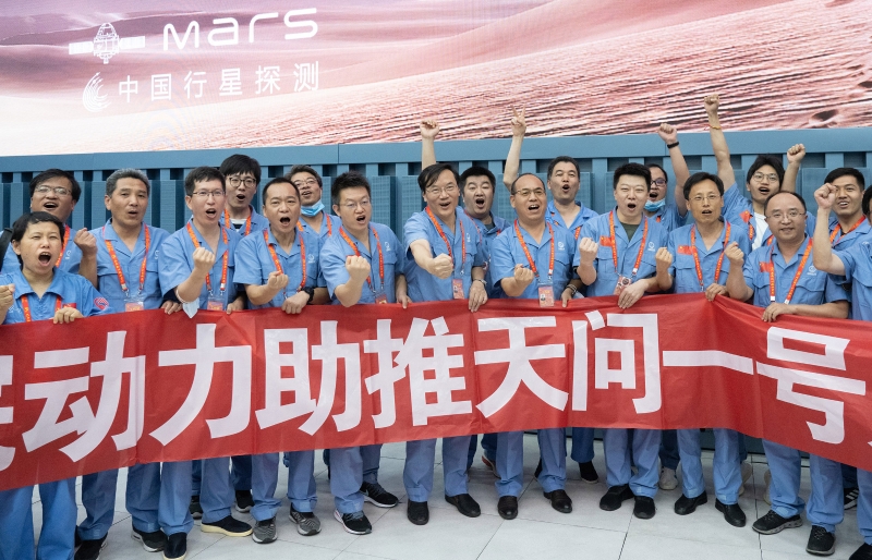 中国首次火星探测任务“天问一号”探测器成功发射 。航天科技人员庆祝发射成功。（图：新华社）　 