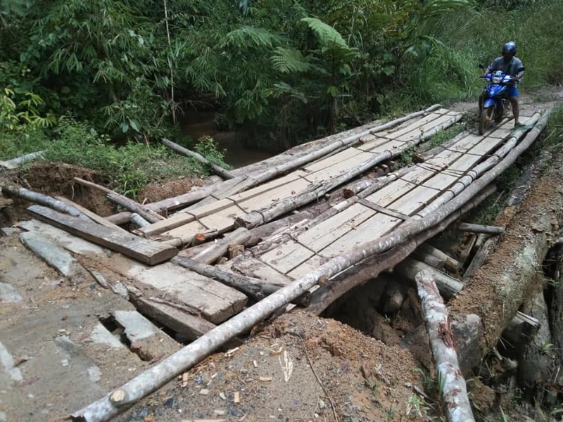 村民临时搭建的桥樑，实际却存在安全隐忧。