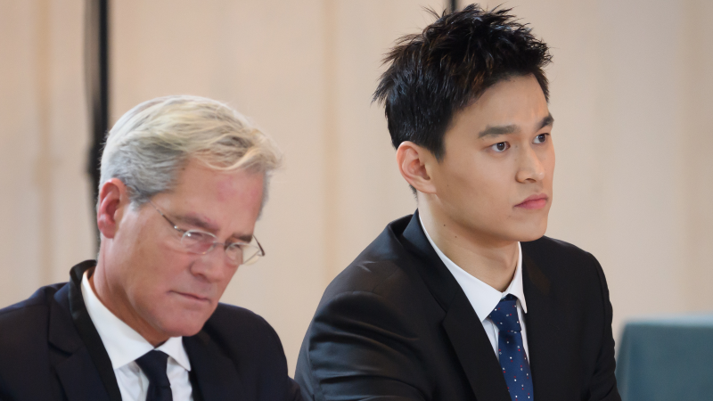 孙杨（右）的代表律师团队在几天前发布声明宣布，孙杨已向瑞士最高法院申请重审仲裁裁决。（法新社照片）
