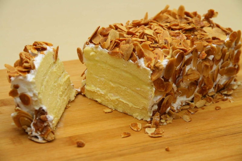 猫山王榴梿蛋糕不仅味道浓郁，铺在表面的杏仁片口感香脆，助于提升蛋糕的味道及口感。