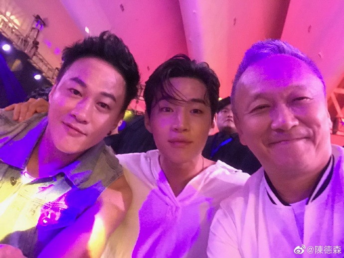 陈德森（右）在微博上传他和何润东、刘宪华的合照并写上“踏上征途！”他也分享刘宪华演唱的主题曲《别离开》表示，“刘先生唱得真不错。”