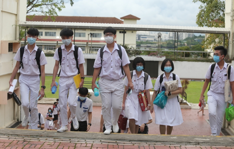 政府虽然没有强制学生们戴口罩，但学校是人群集中的地方，还是以安全为上。