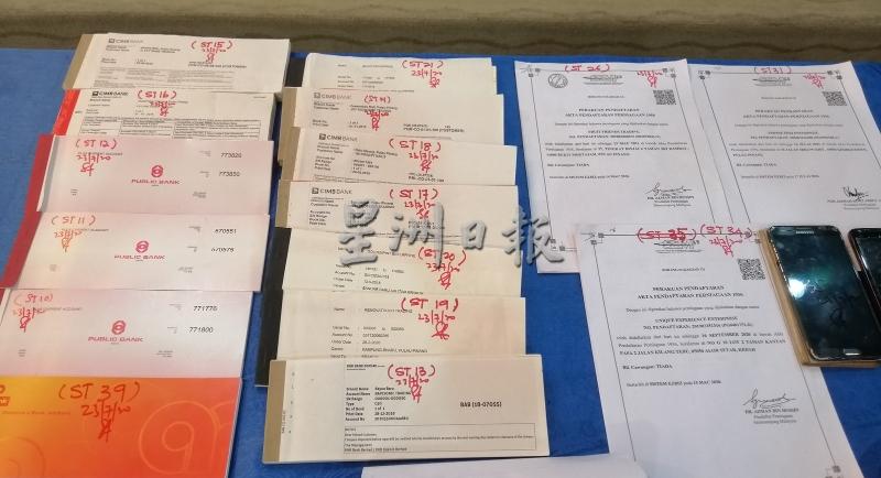 警方充公13份注册公司的文件及14本支票簿。
