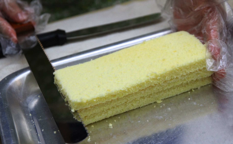 2.将海绵蛋糕切成薄片，约准备4片备用。