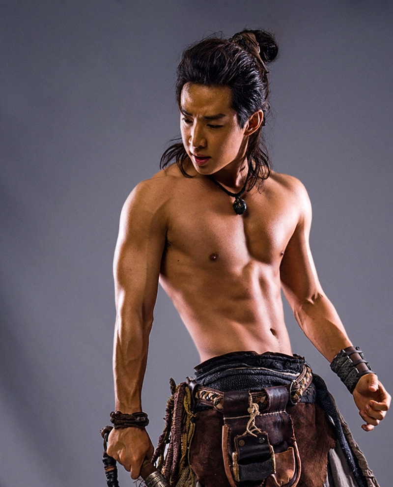 刘宪华为角色训练了几个月，每天吊钢丝，每天去健身，除了辛苦的增肌塑形训练之外，还要承担大量打戏，即便数次受伤他也从不抱怨。
