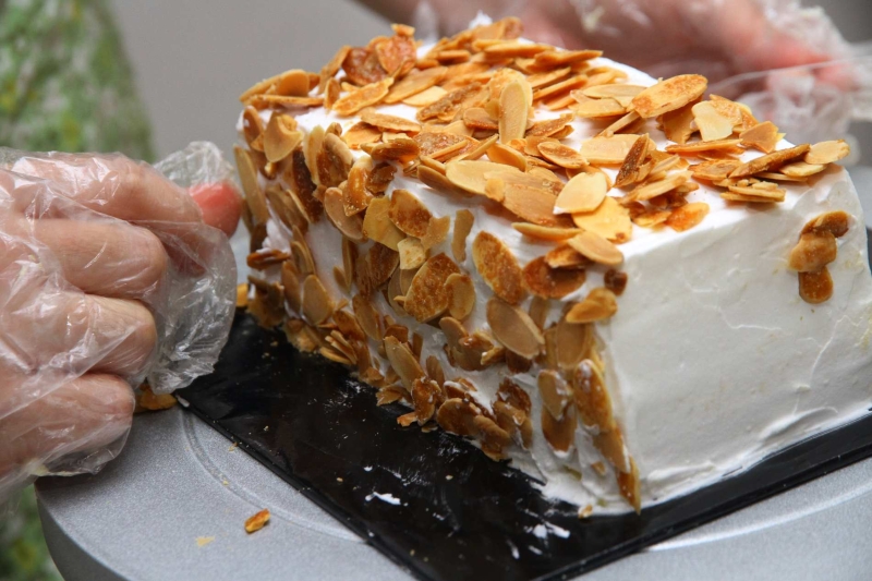 4.将蛋糕表层涂抹均匀后，再撒上提前烤香的杏仁片即可。