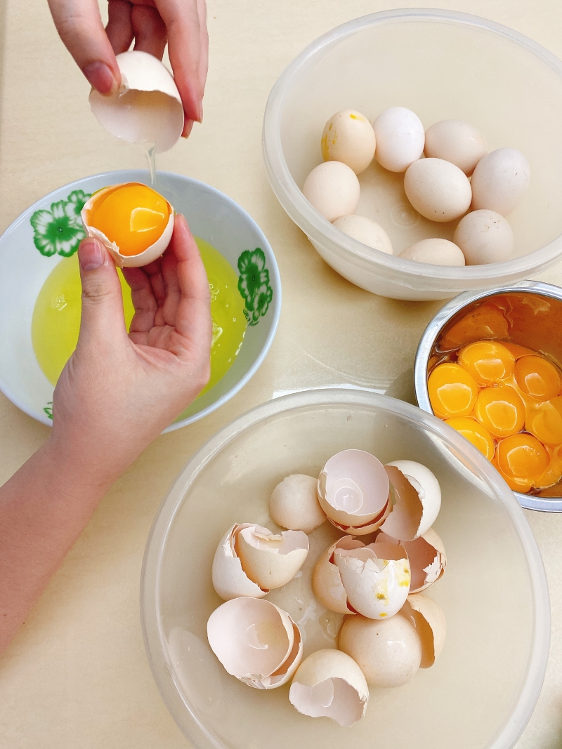 1.取出5粒鸡蛋，将蛋白及蛋黄分开，备用。