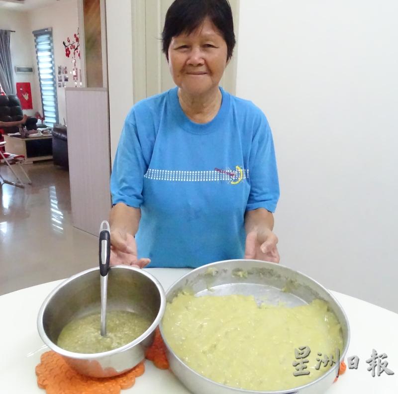 76岁的朱水娇在东兴港已住了逾70年，对制作这两道清远美食非常熟悉。