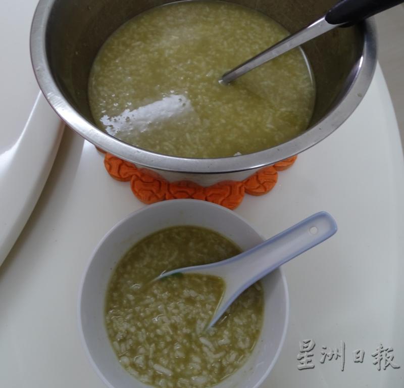 把茶末加入热水掺和后，再用网将残渣隔开，加入沸腾的白粥搅匀就成了一碗香喷喷的擂茶粥了。