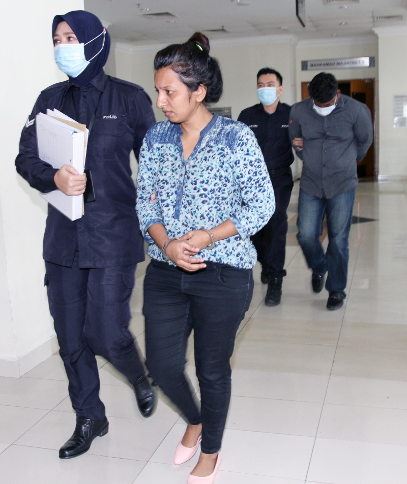 温卡特丝雪娜（前右一）与古马兰（后右一）因涉嫌伪造护照和冠病检测报告，被控上巴生推事庭。