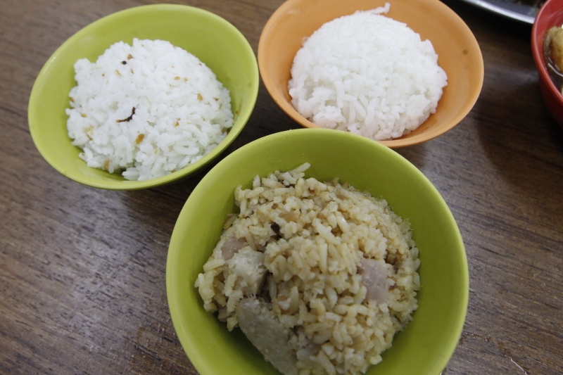 葱油饭、芋头饭、白饭（分别为1令吉80仙、2令吉、1令吉50仙）食客能随心选择喜欢的米饭口味，搭配肉骨茶，增加食欲。