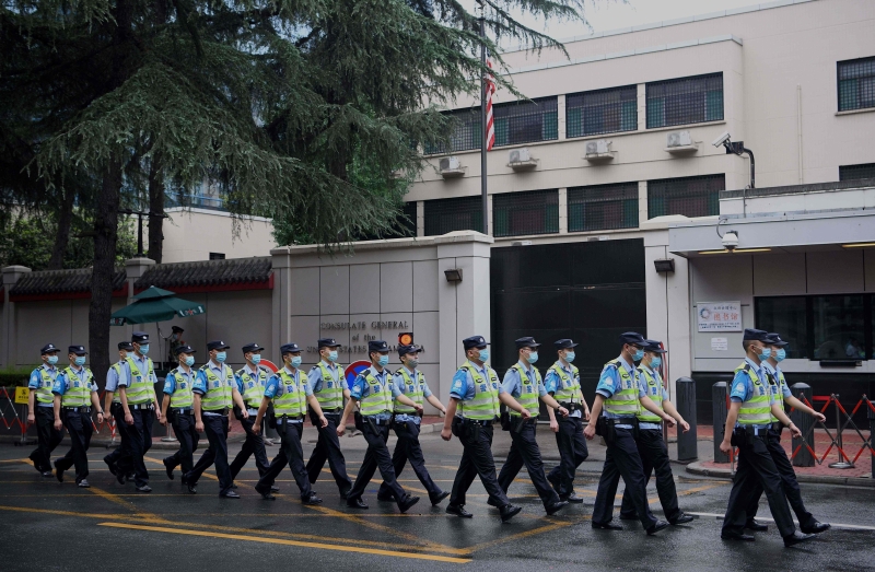 中国要求美国关闭成都总领事馆后，中国公安人员加强在总领事馆的巡逻工作。