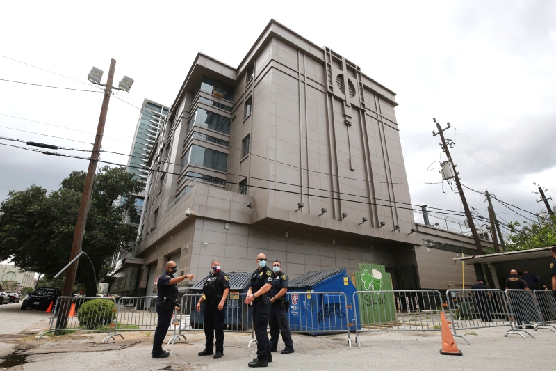 美国警方在中国驻休斯顿总领事馆前驻守。