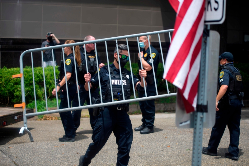 美国警员在中国驻休斯顿总领事馆外设围栏。