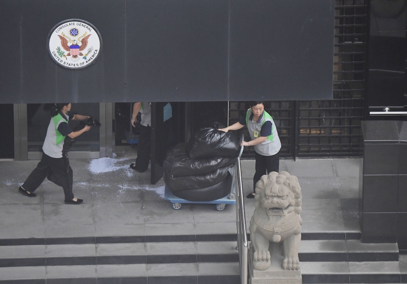 美国驻成都总领事馆清洁工人搬出多袋垃圾。