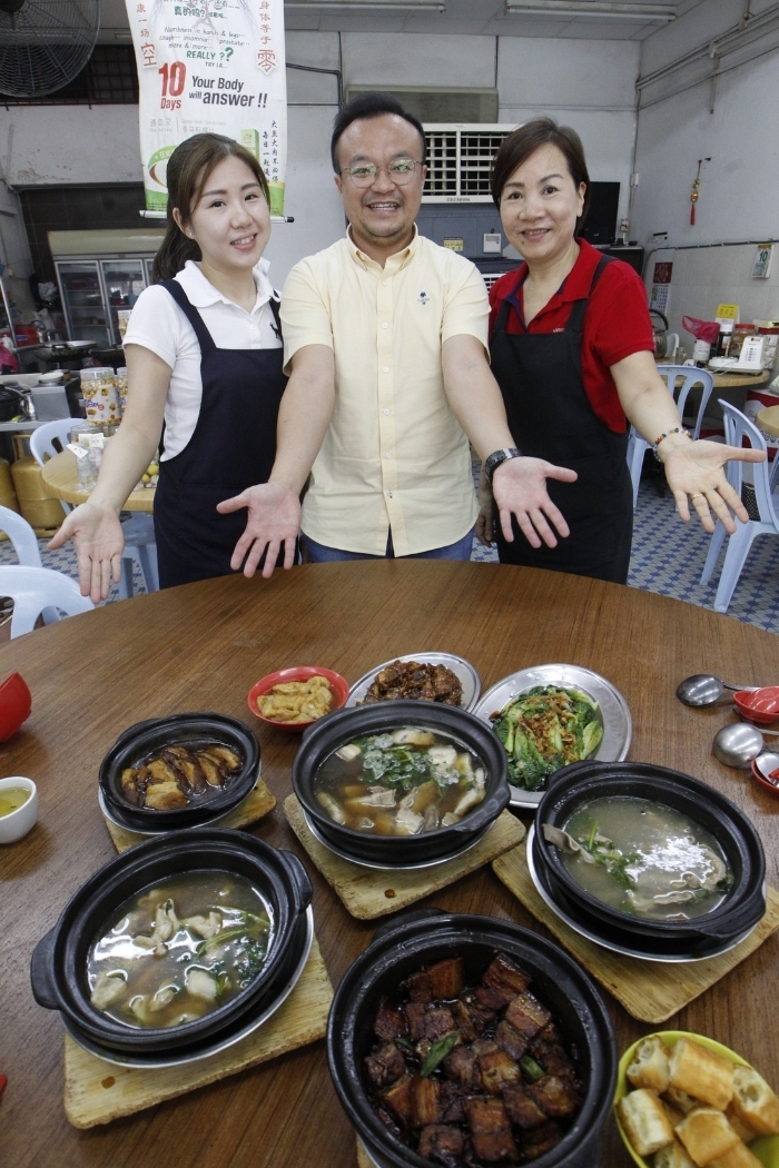 中山肉骨茶分店是由刘瑞棋（左）与阿姨李袖凤（右）共同经营，7年多来也已累积不少熟客。中为游佳豪。