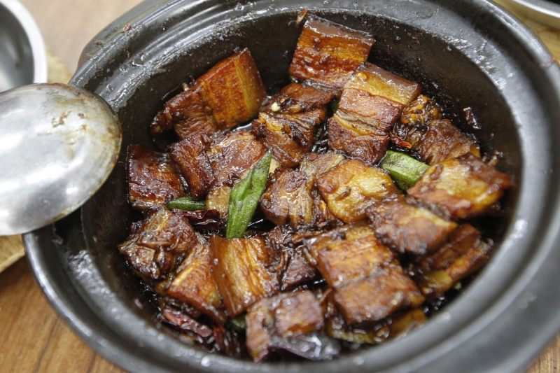 乾肉骨茶（1人份16令吉）微辣的乾肉骨茶，加上鱿鱼和辣椒的味道渗入肉里，非常下饭。