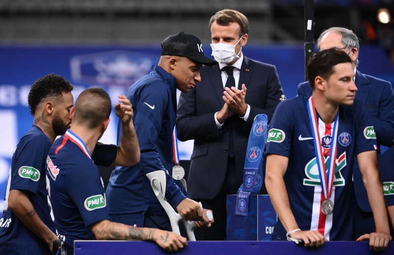 姆巴佩（左三起）在法国杯决赛被严重铲伤，含泪下场，他赛后获得法国总统马克龙的慰问。（图：法新社）