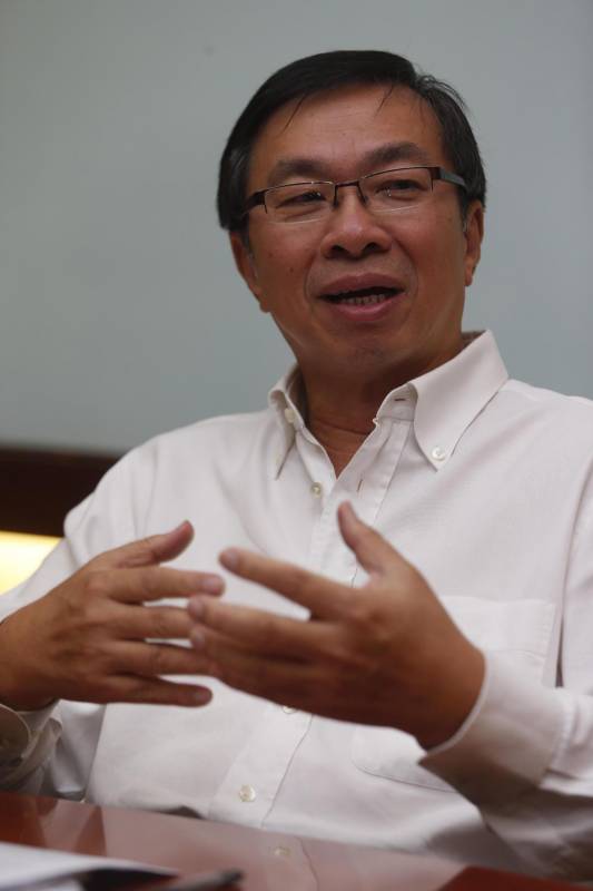 王鸿财说，他已与吉隆坡联邦直辖区教育局长马兹娜针对校长空缺问题进行了多次沟通，后者确认将在8月中之前填补吉隆坡6所华小的校长空缺。