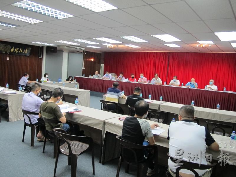 峇株巴辖中华总商会以实体会议形式召开董事会常月会议。