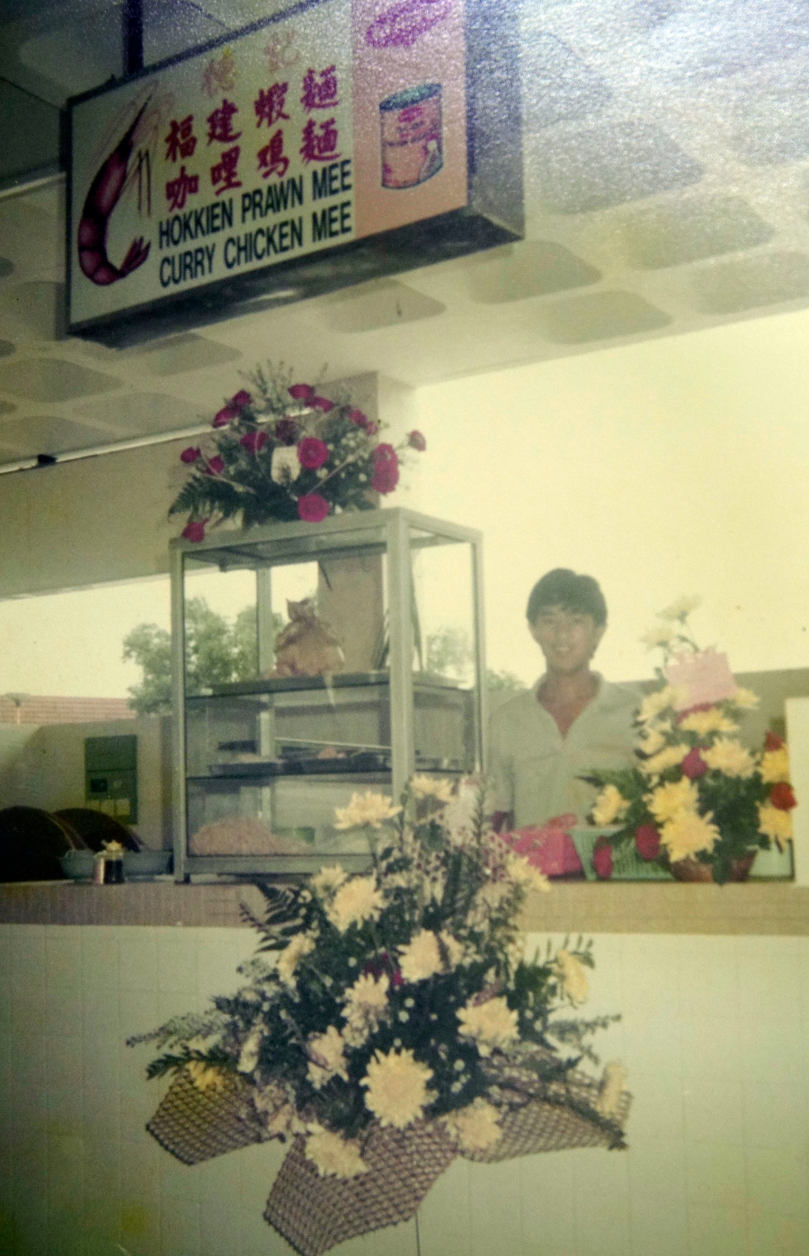 老板还保留着1987年正式迁入WOOLLEY 美食中心时候拍摄的旧照片。