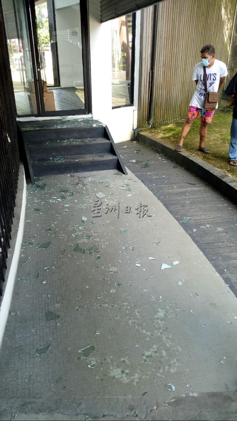 诗巫文化遗产中心玻璃侧门于昨早被发现破裂，走道和阶梯都是玻璃碎片。