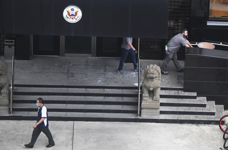 在美国驻成都总领事馆，工作人员不断用手推车移走物件。