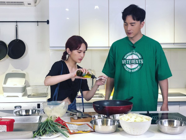 郑元畅和来宾杨丞琳都是厨房天兵 。