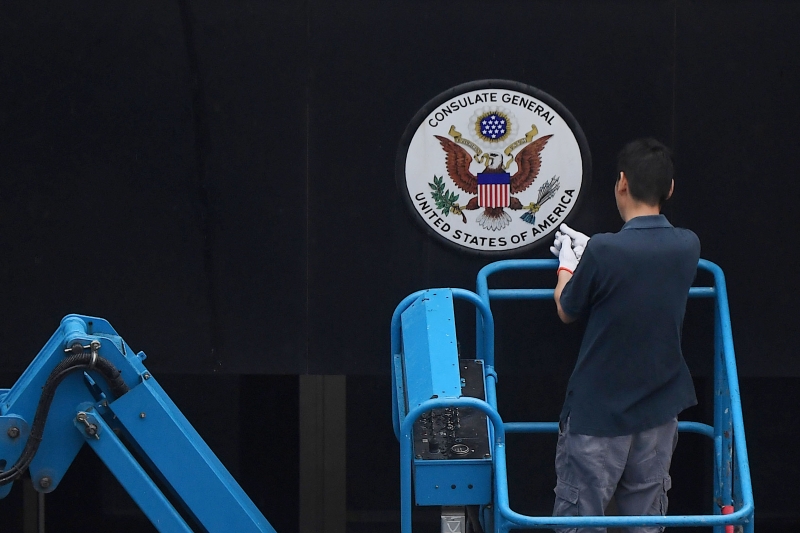 工作人员准备卸下美国驻成都总领事馆的美国国徽。