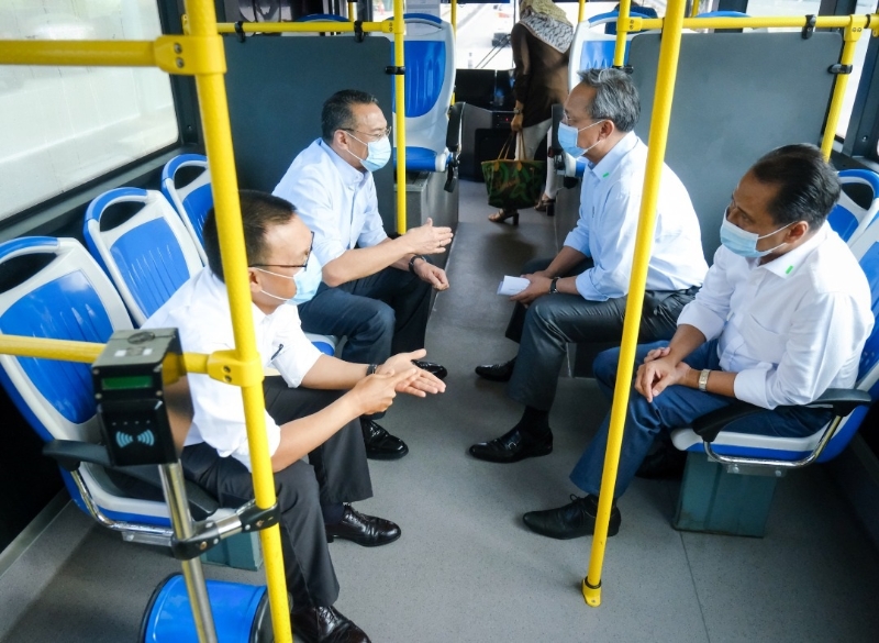 希山慕丁（左二起）与哈斯尼等人乘坐巴士到新柔长堤上，与新加坡外交部代表会面。左一为莫哈末沙鲁；右一为阿兹米。（照片由外交部提供）
