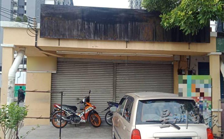 位于绍嘉纳太子城的一家杂货店前门深锁，看似没有开店，惟内里却“大有乾坤”。