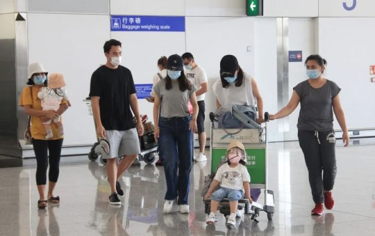 上海之行原来只有3母女及一名助手，何猷启只在机场闸口送别。