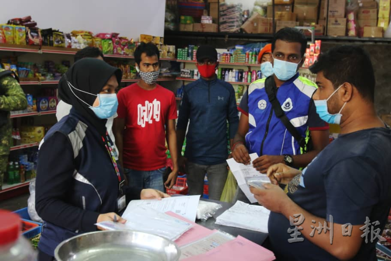 3名外劳进入杂货店买东西未测体温，连同业者也被警方指示到警局领1000令吉罚单。