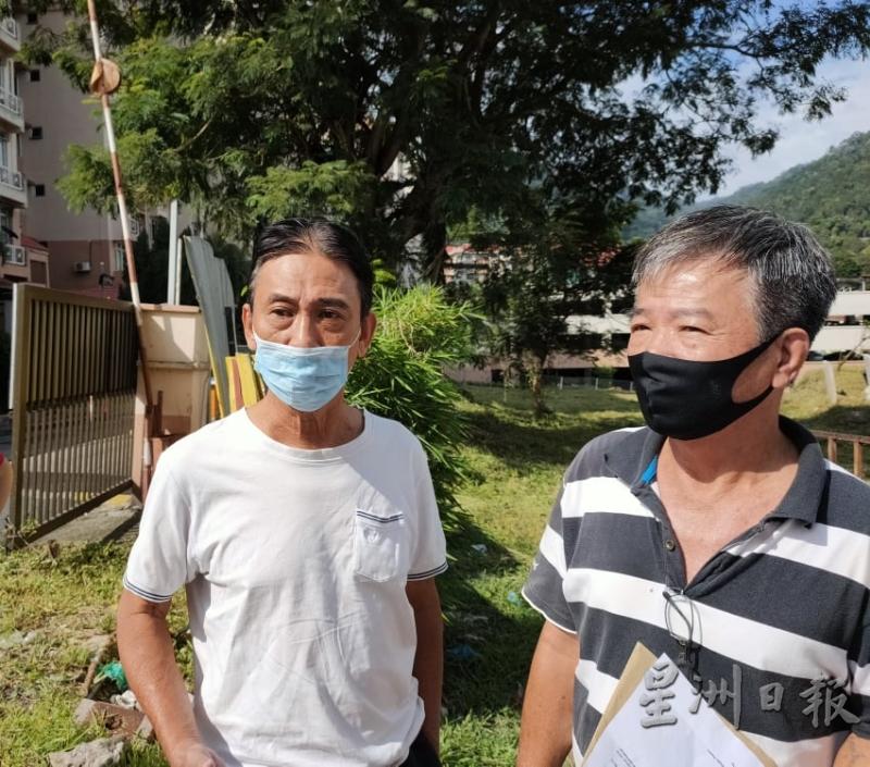 Azuria公寓居协主席黄永成（右）和患蚊症的住户陈瑞成。