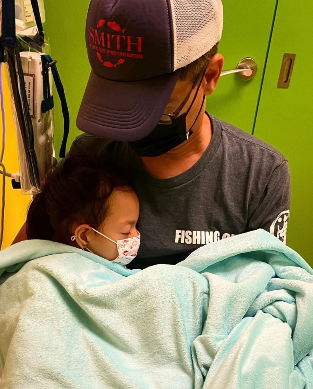 锺丽淇陪大女儿再度入院。
