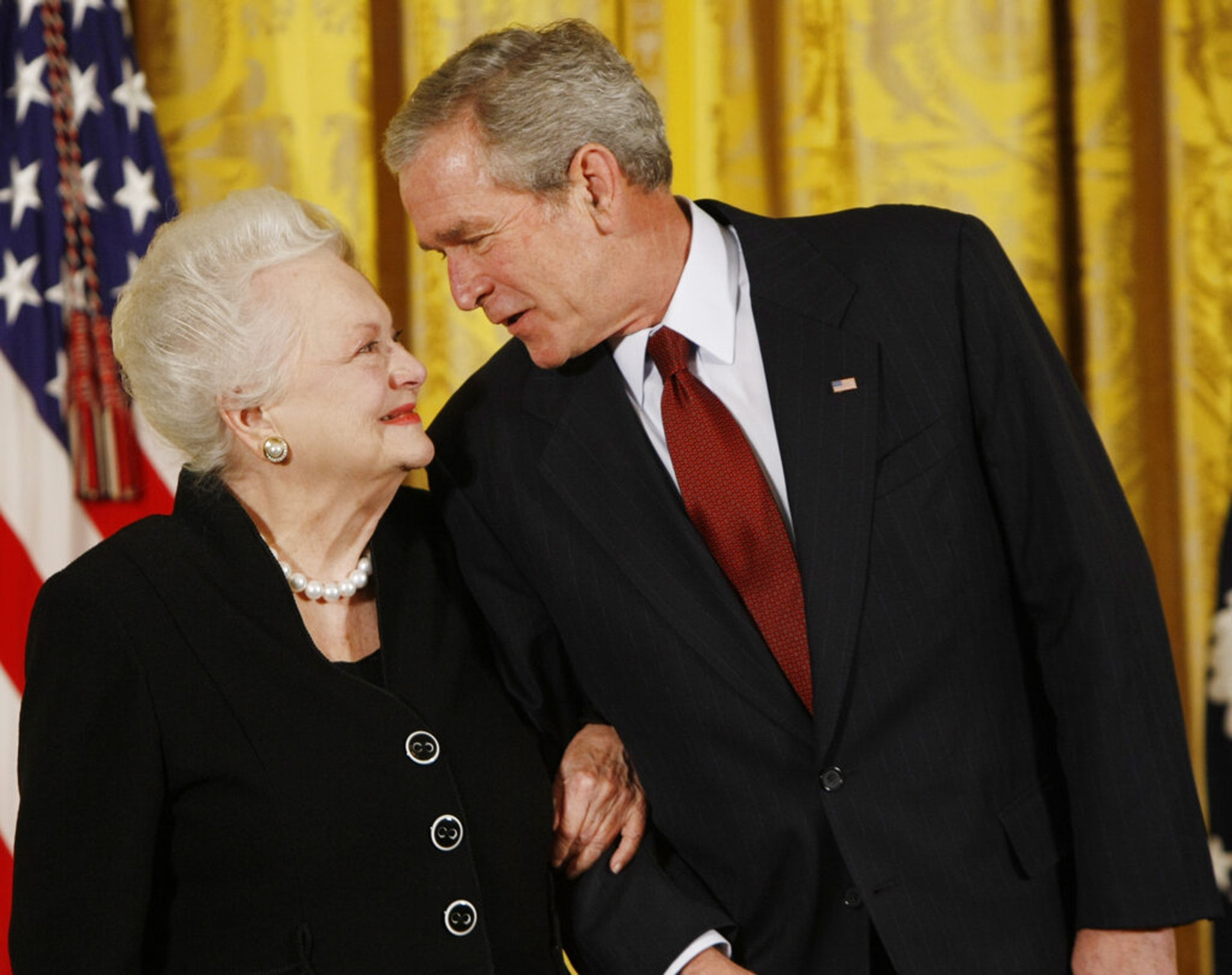 2008年11月，时任美国总统小布什在白宫向奥莉薇亚颁发美国国家艺术勋章（National Medal of Arts）。