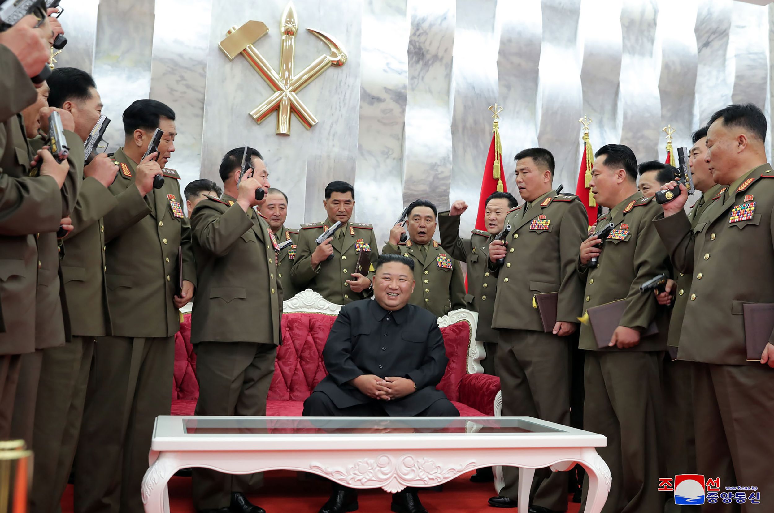 朝鲜将领们领了“白头山”纪念手枪后，将枪举至胸前宣誓效忠。（法新社照片）