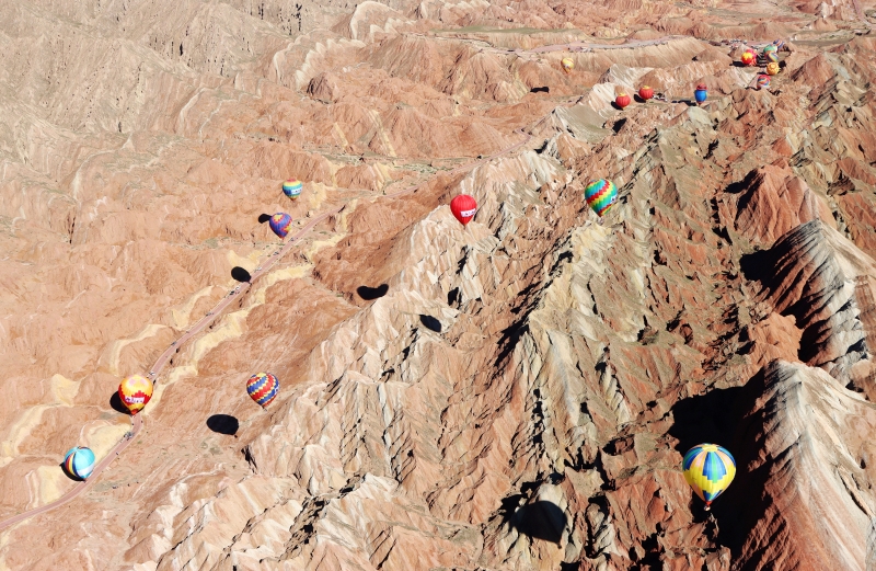 热气球在甘肃省张掖市丹霞国家地质公园升起，共有100个热气球将带来表演。