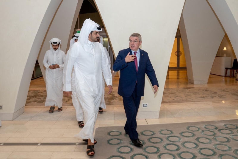卡塔尔奥理会会长谢赫（左）日前表达了该国希望举办2032年奥运会的意愿，而图为他在去年与国际奥委会会长巴赫会面。（卡塔尔奥理会推特照）