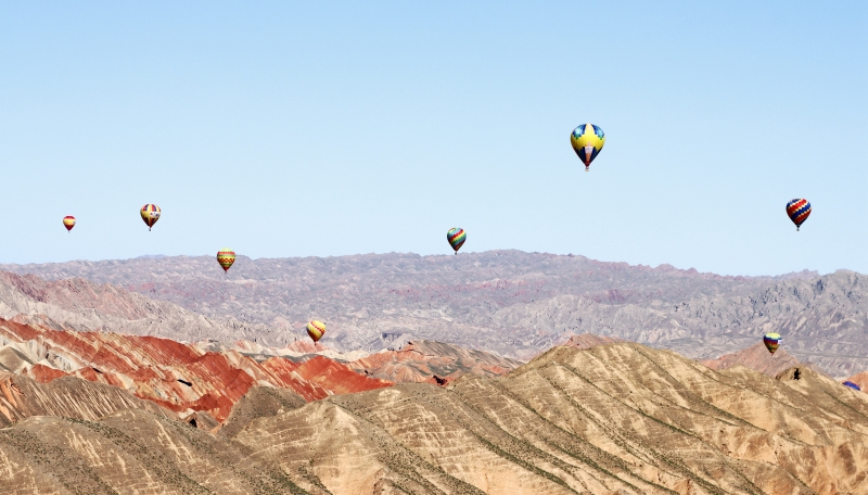 在中国西北甘肃省张掖的丹霞国家地质公园空中看到热气球。国际热气球节在这里开幕，共有100个热气球将带来表演。