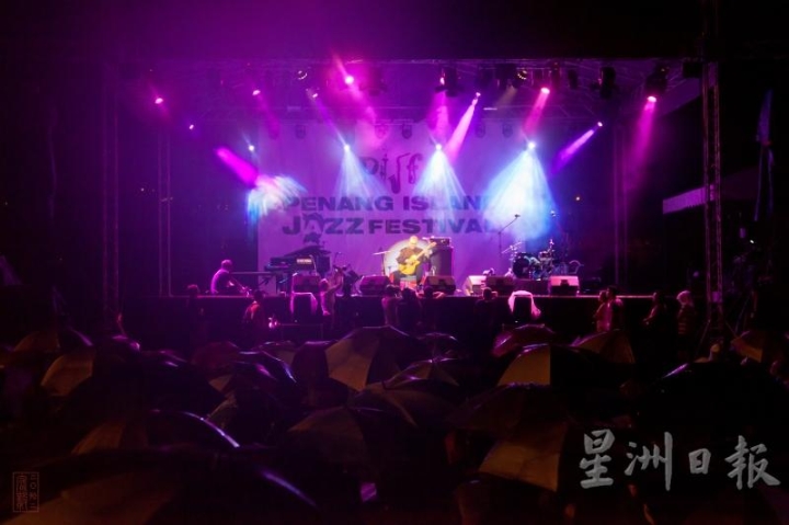 黄浤毅也是艺术节的常客，图为槟城国际爵士音乐节。（受访者提供）
