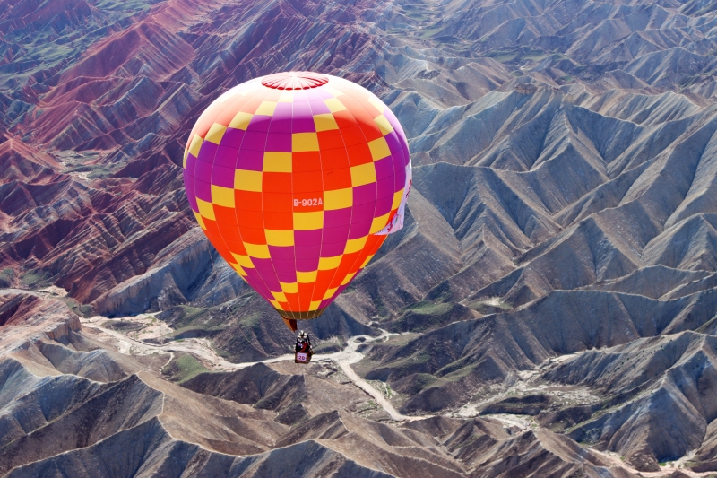 美丽的热气球飞过地质的国家公园上空，非常好看。