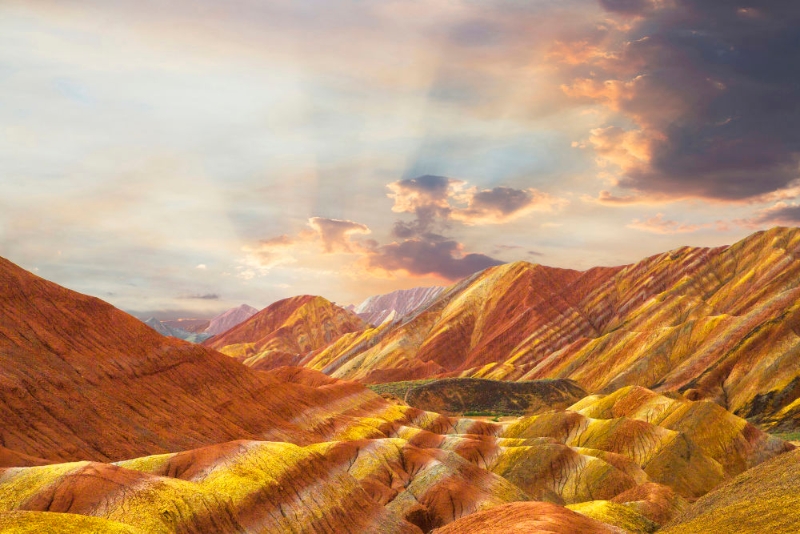 张掖丹霞大景区以艳丽的色彩、独特的造型入选世界十大神奇地理奇观、全球最刻骨铭心的二十二处风景，被称为“中国的彩虹山”。（张掖七彩丹霞景区供图）