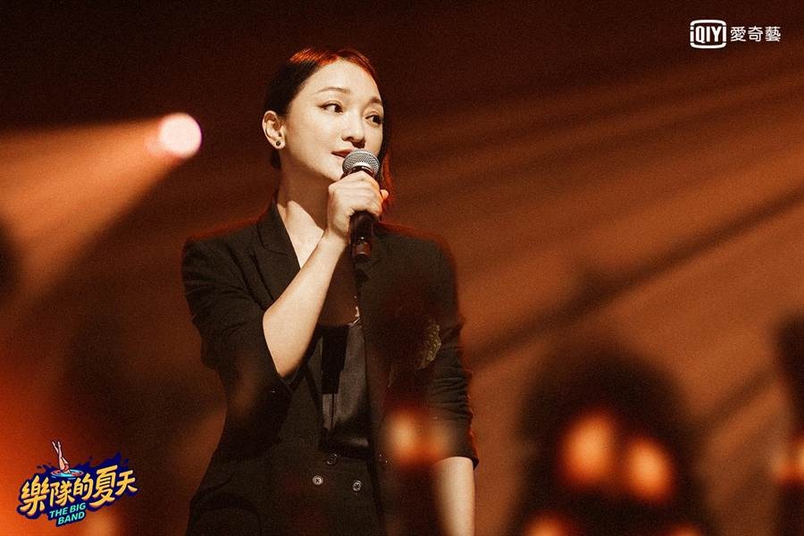 周迅演唱天涯歌手女屡受好评，获赞是“被演戏耽误的歌手”。