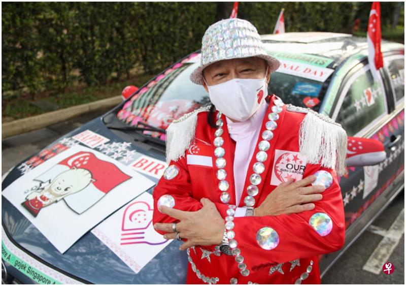 爱国阿叔何锦光的私家车及他一身的红白国庆打扮夺人眼目。

