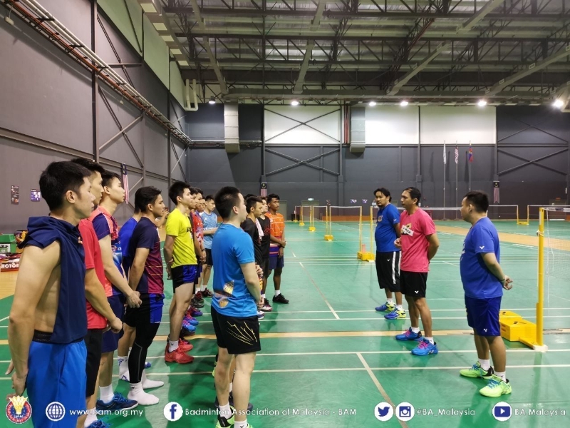 大马国家羽球队印尼籍男双主教练林培雷（右二）在第一天执教中给国羽男双球员下训练指示。（照片由大马羽总提供）